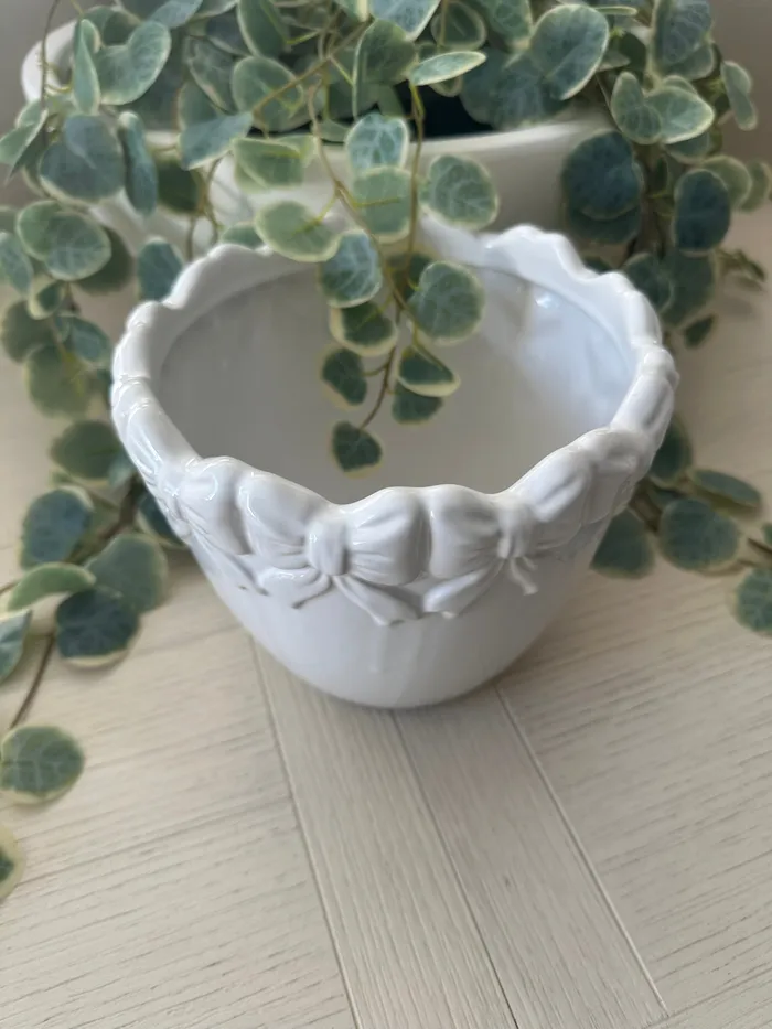 Candlewick Gift Shop Rings White Ceramic Bow Planter Pot