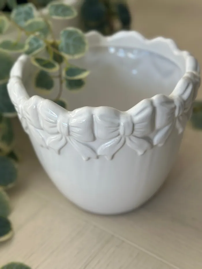 Candlewick Gift Shop Rings White Ceramic Bow Planter Pot