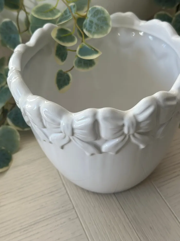 Candlewick Gift Shop Rings White Ceramic Bow Planter Pot