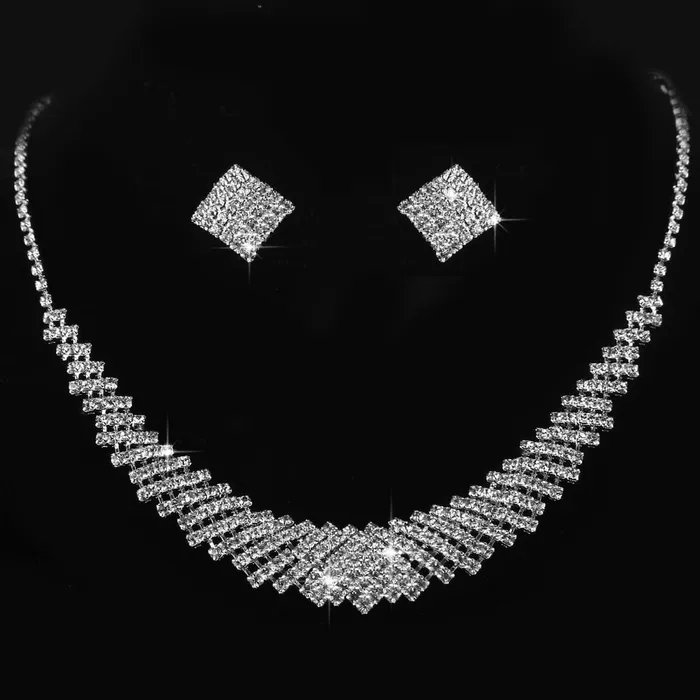 Yellow Chimes Necklaces Yellow Chimes Crystal Jewellery Set for Women Crystal Jewelry Set Silver Plated Choker Necklace Set with Earrings for Women and Girls